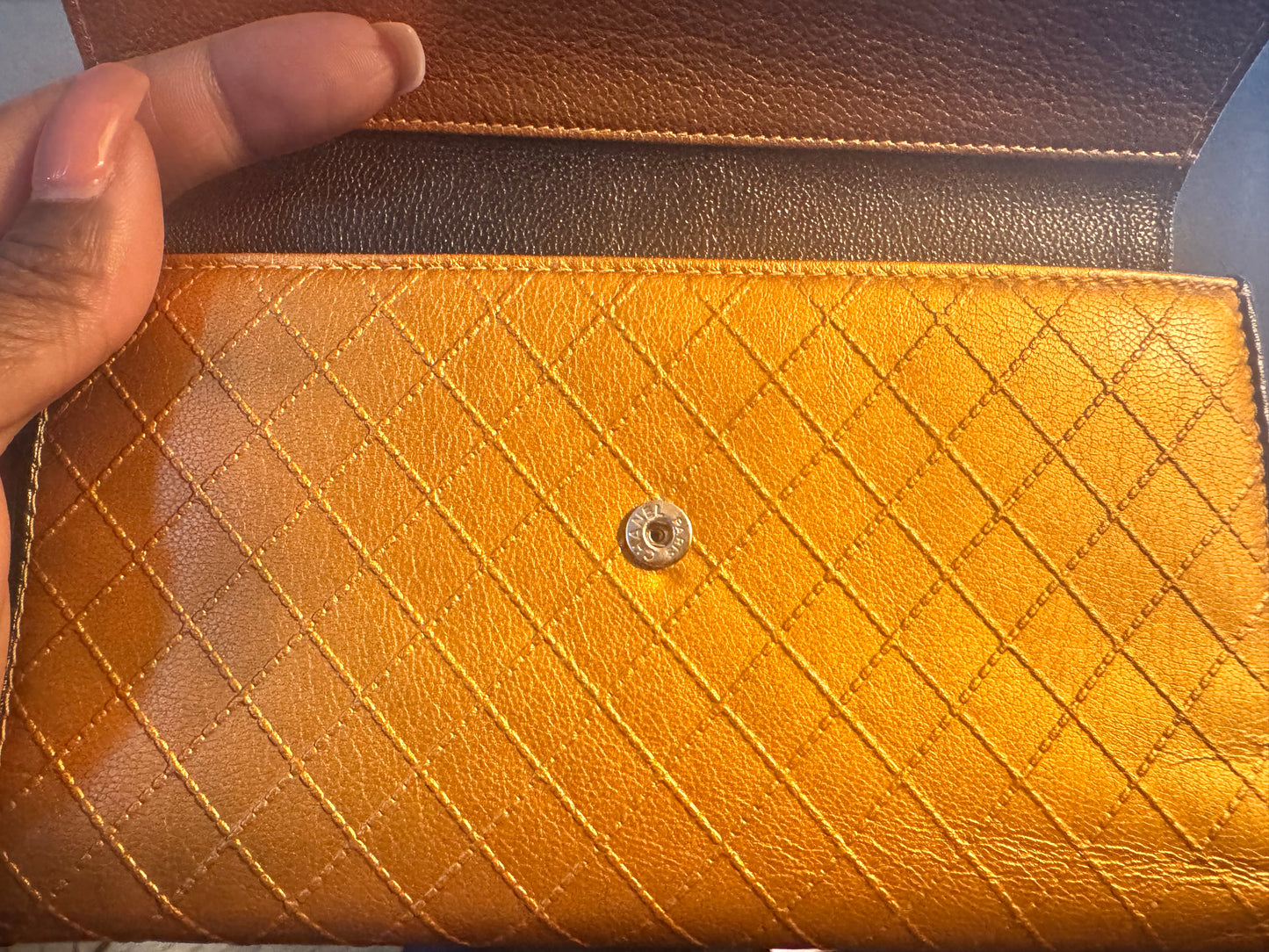 Preloved Chanel Metallic Gold Diamond Quilted Leather Wallet – Bicolor Elegance