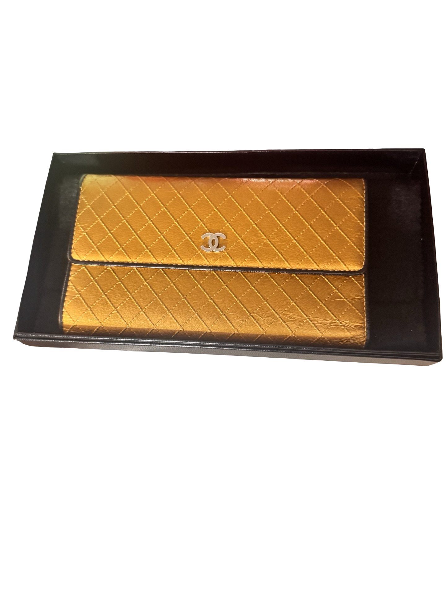 Preloved Chanel Metallic Gold Diamond Quilted Leather Wallet – Bicolor Elegance