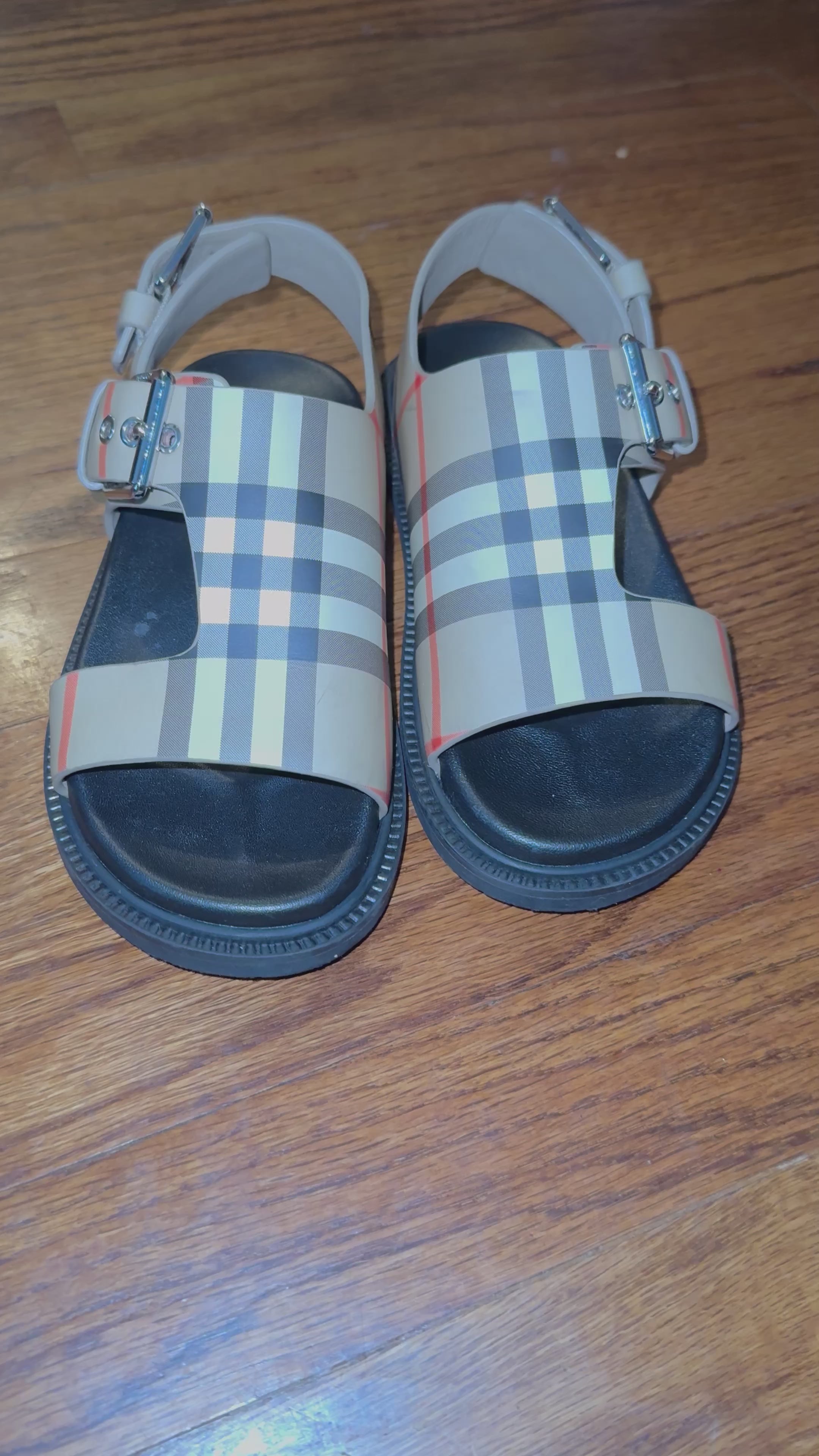 Shops Used girls Burberry sandals